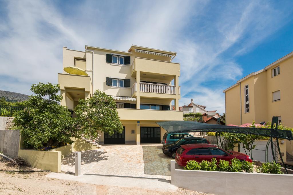 Apartments Leon ポドストラナ エクステリア 写真