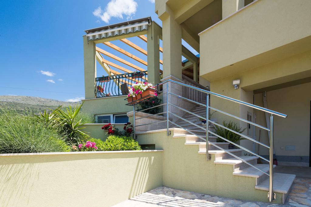 Apartments Leon ポドストラナ エクステリア 写真